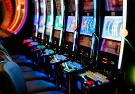 Studio live-dealer warga togel dengan kamera multi-sudut dan dealer profesional
